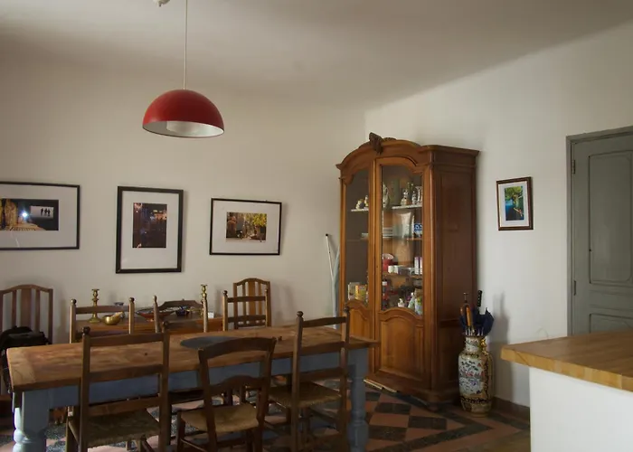 3 Bed-sleeps 6-balcony-pets-parking-town Centre